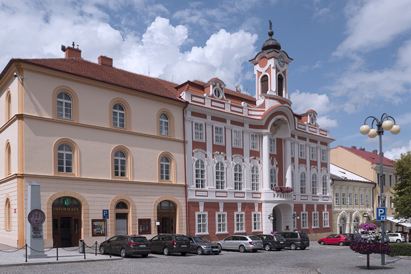 Městská knihovna, informační středisko, výstavní síň a městská radnice Čáslav.