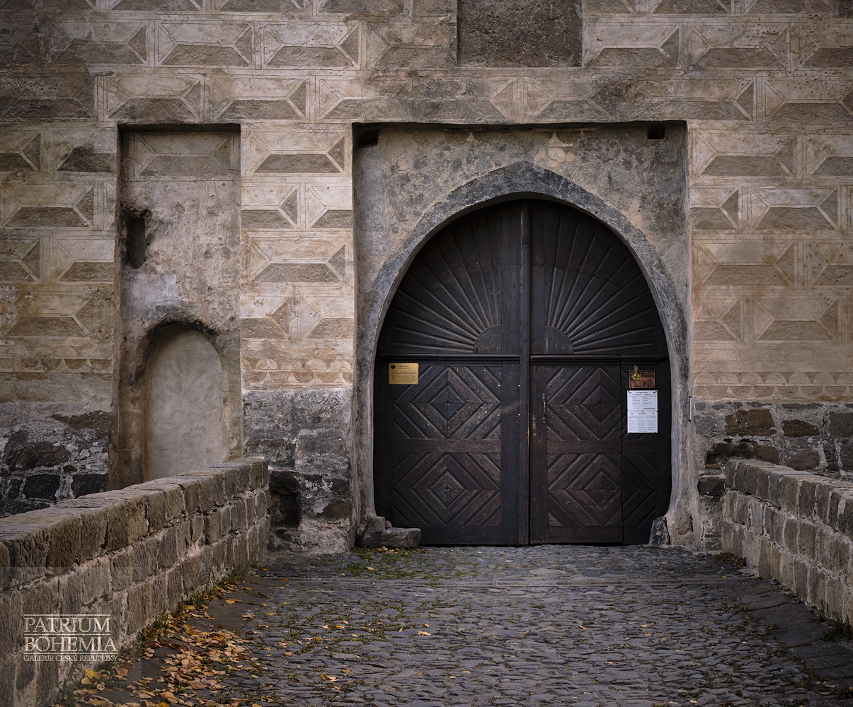Hlavní brána vodního hradu Lipý.