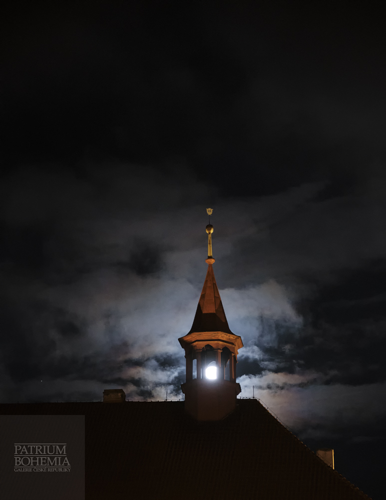 Měsíc za věžičkou na střeše zámku Chomutov.