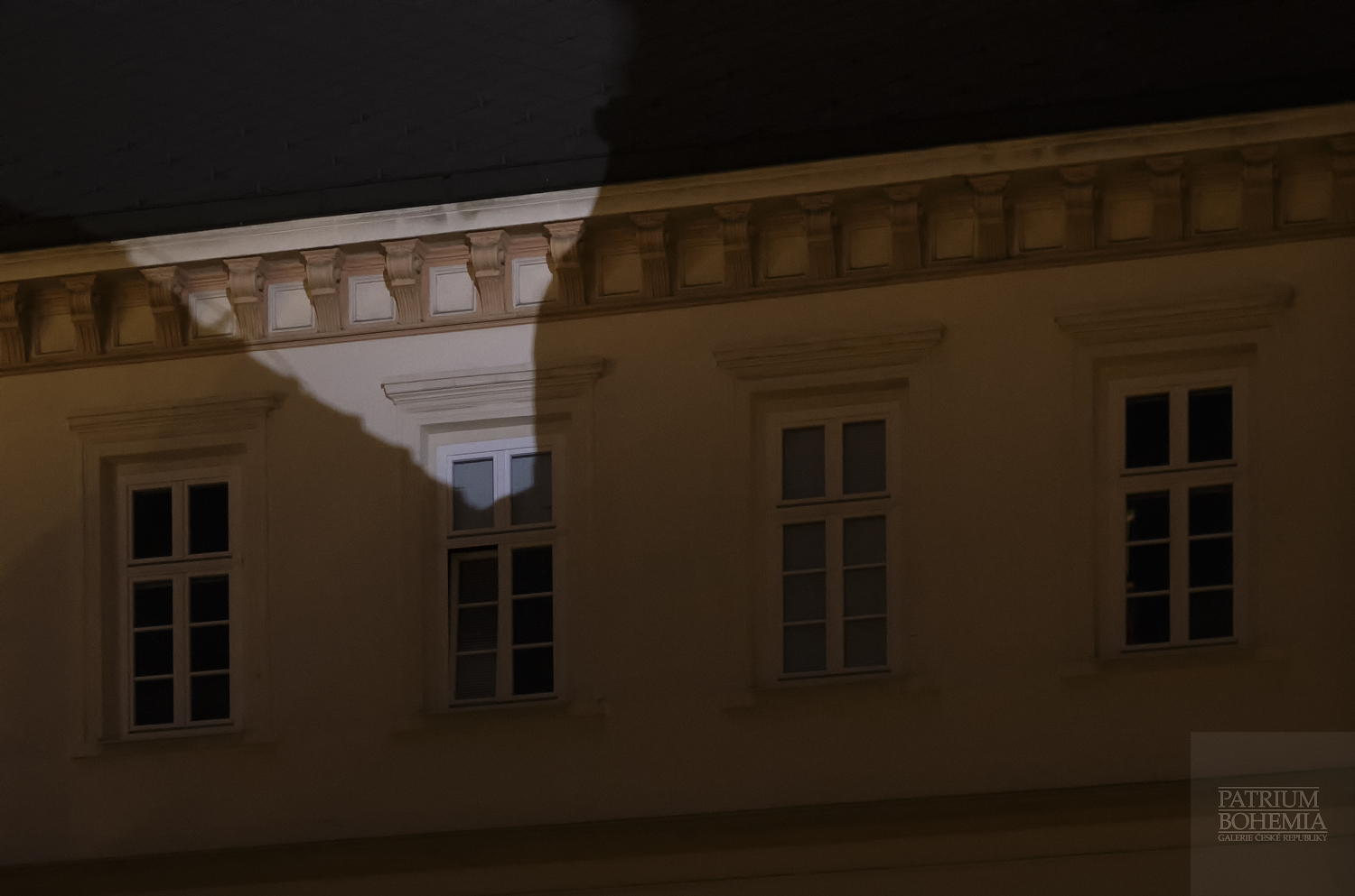 Světlo a stín na budově v ulici Jakoubka ze Stříbra. Chomutov.