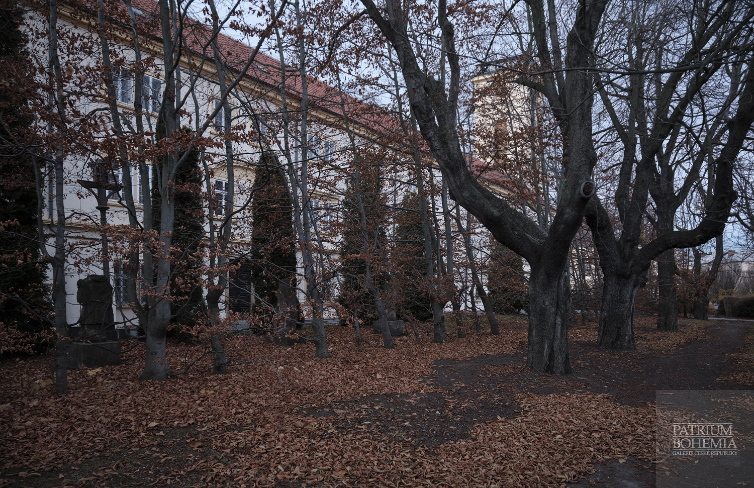 Park u budovy Oblastního muzea a knihovny slouží zároveň jako lapidárium. Chomutov.