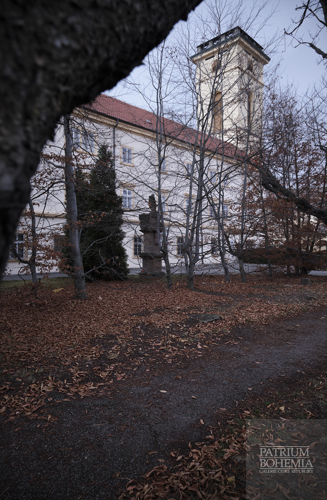 Pohled z parku před Oblastním muzeem na část budovy a hvězdářskou věž. Chomutov.