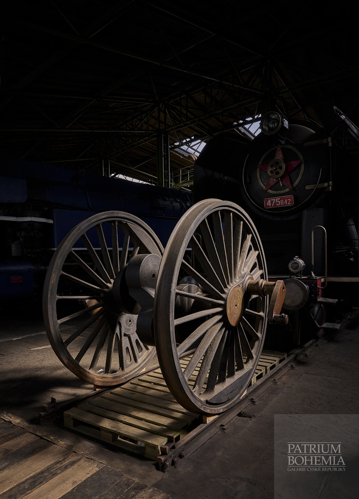 Hnací dvojkolí čtyřválcové rychlíkové parní lokomotivy 375.025 (310.48) Hrboun z roku 1912. Železniční depozitář Národního technického muzea v Chomutově.