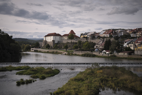 Řeka Ohře a část města Kadaň, vlevo hrad Kadaň.