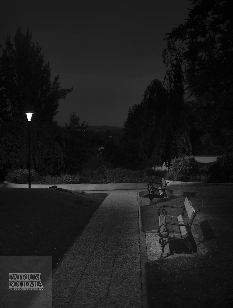 Zákoutí s lavičkami v zahradě zámku Kladno.