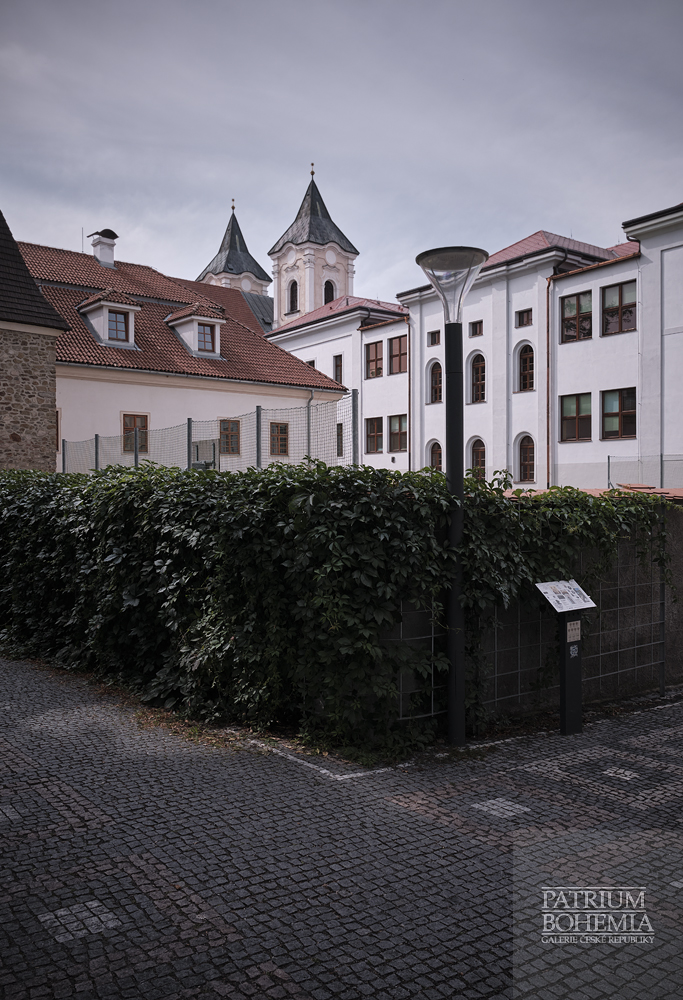 Vrchlického sady v Klatovech, kostel sv. Vavřince.