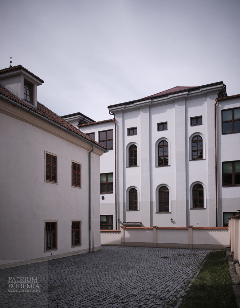 Vrchlického sady v Klatovech, budova Vyšší odborné školy, Obchodní akademie, Střední zdravotnické školy a Jazykové školy v Plánické ulici.