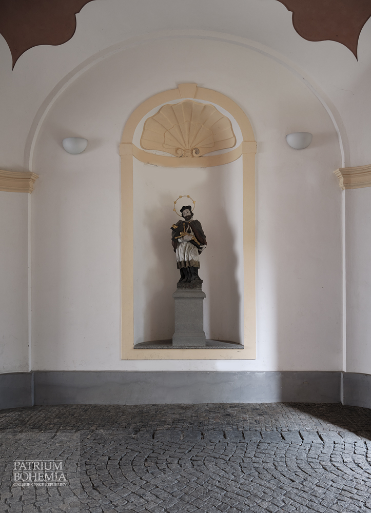 Otevřený depozitář barokních soch v průchodu Jezuitské koleje v Klatovech, socha sv. Jana Nepomuckého.