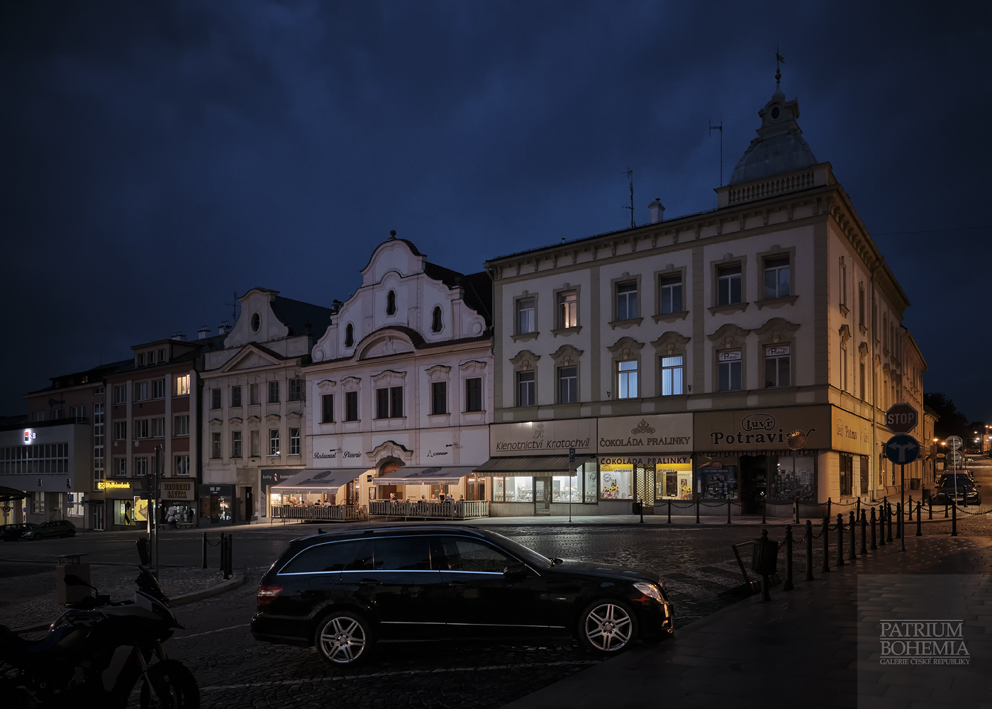 Noční náměstí Míru v Klatovech.