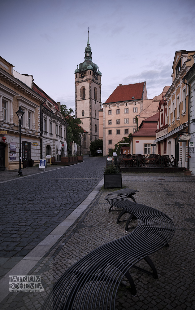 Svatováclavská ulice, pohled ke kostelu sv. Petra a Pavla a zámku Mělník.