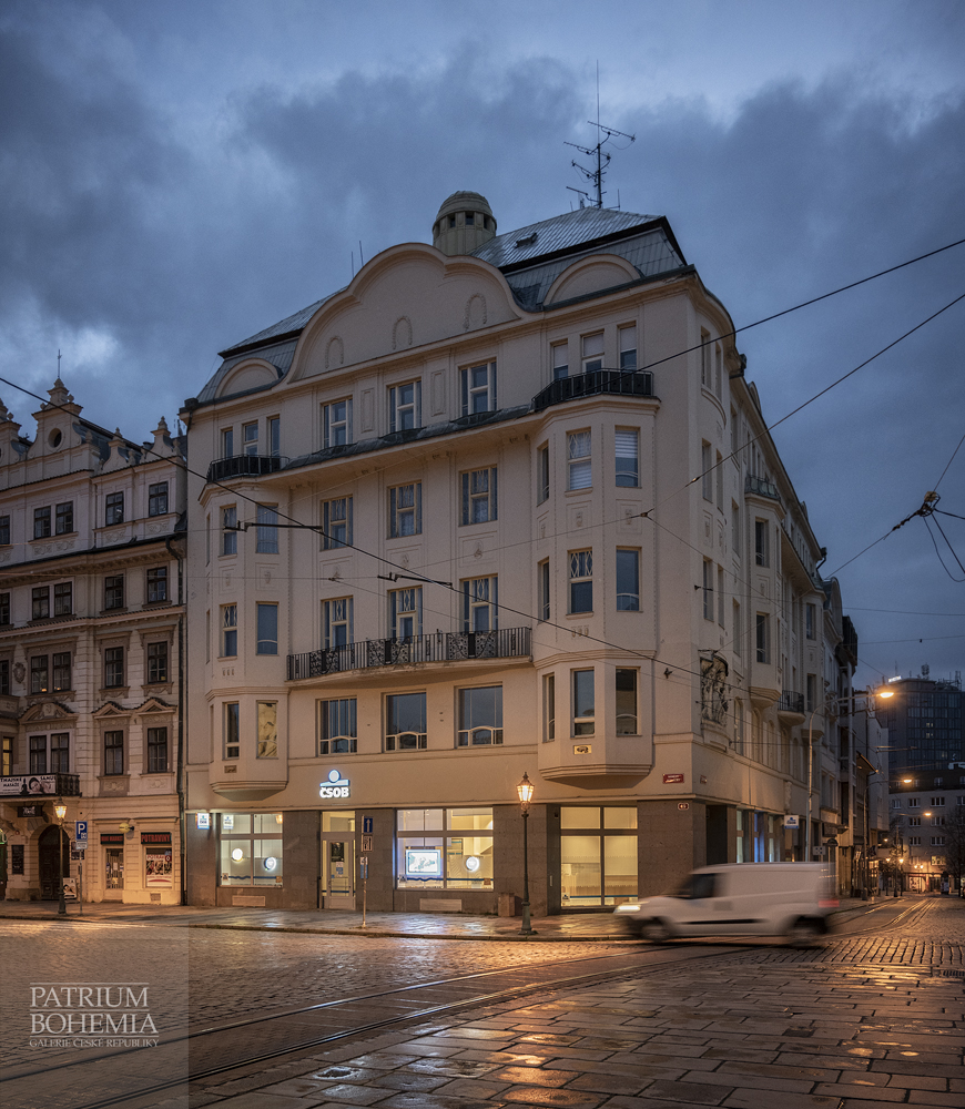 Dům na rohu náměstí Republiky a ulice Bedřicha Smetany. Plzeň.