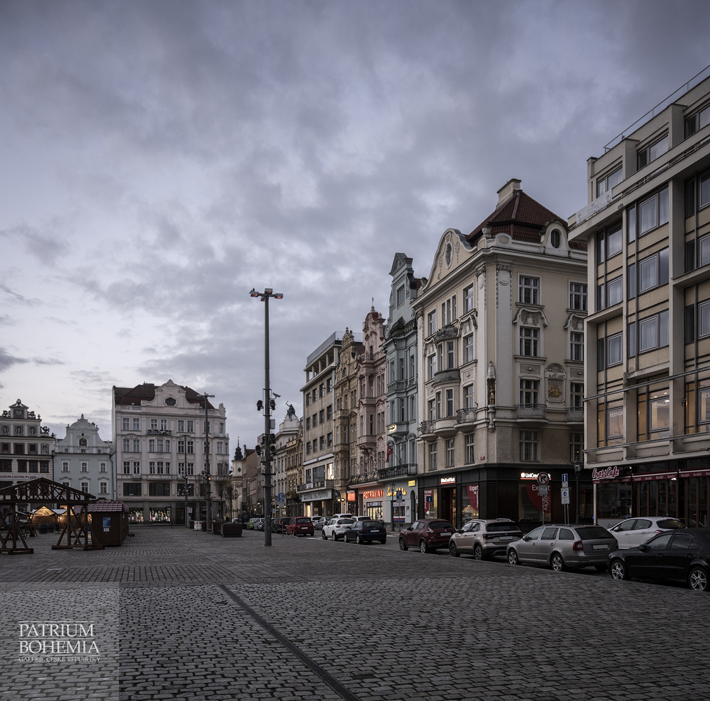 Západní část náměstí Republiky, vpravo Riegrova ulice. Plzeň.