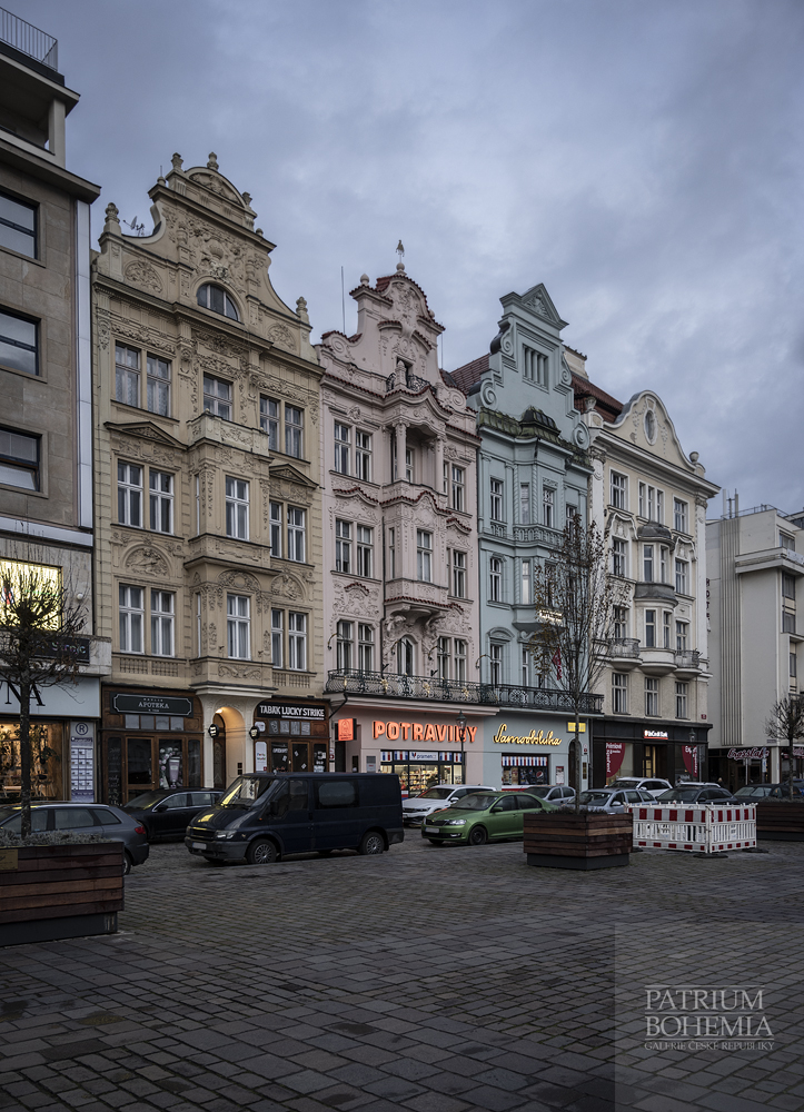 Domy v západní části náměstí Republiky. Plzeň.