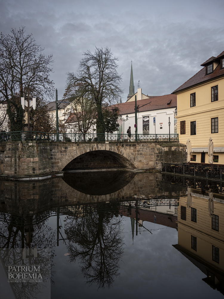 Pohled přes Mlýnskou strouhu na Pražský most. Plzeň.