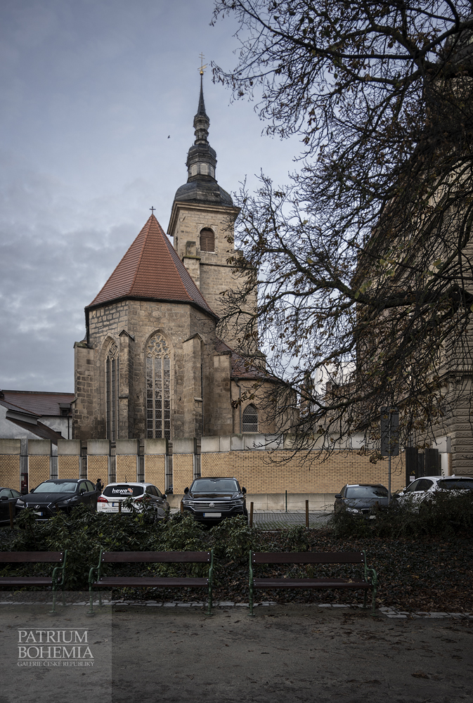 Kostel Nanebevzetí Panny Marie v pohledu z Šafaříkových sadů. Plzeň.