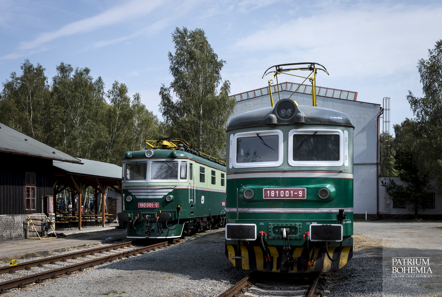 Elektrické lokomotivy 180 001-0 a 181 001-9. Železniční muzeum v Lužné u Rakovníka.