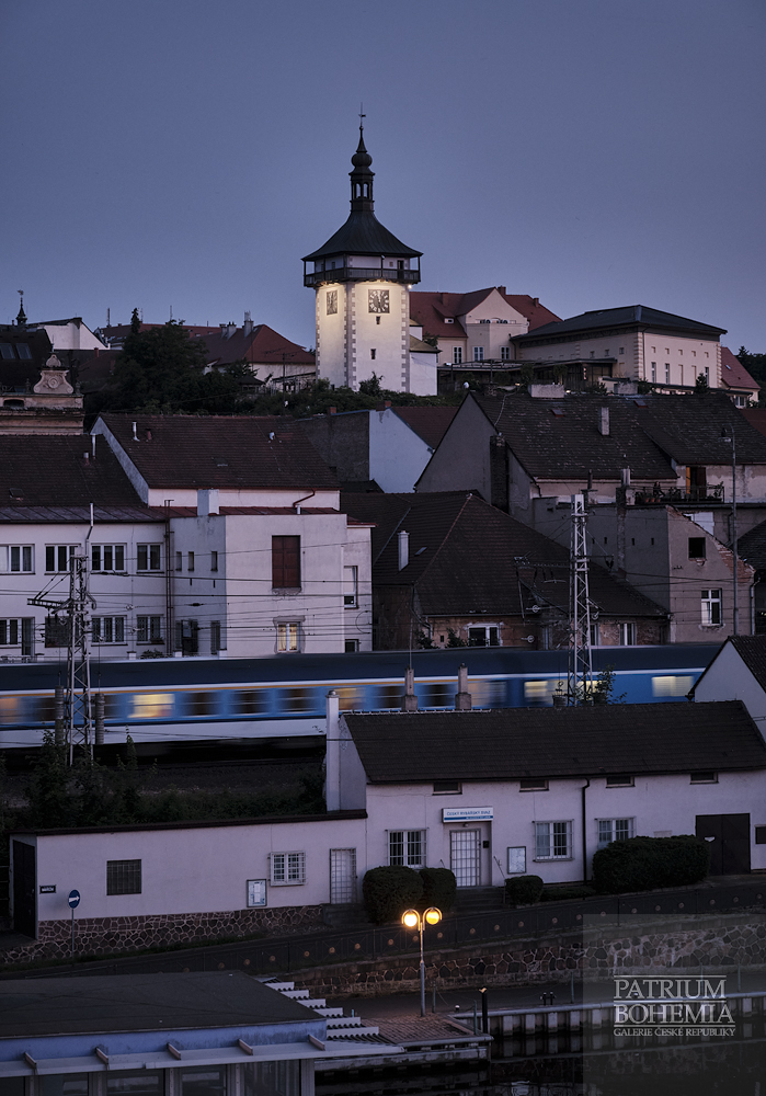 Labe, projíždějící osobní vlak a kamenná věž Hláska. Roudnice nad Labem.